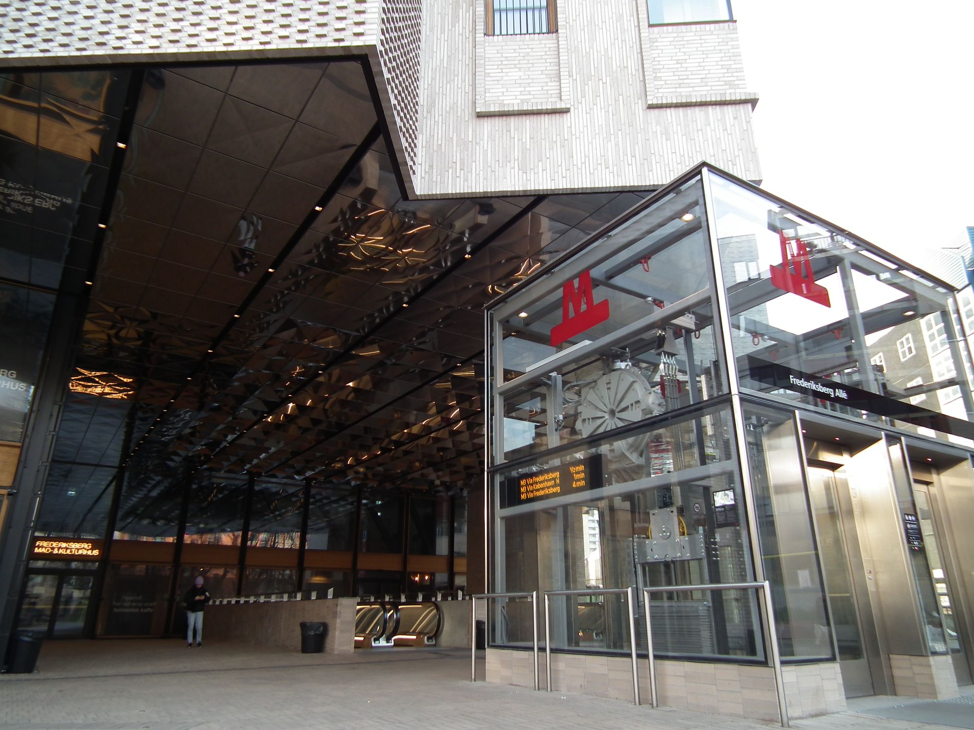 A closer look at the entrance area and elevator head
