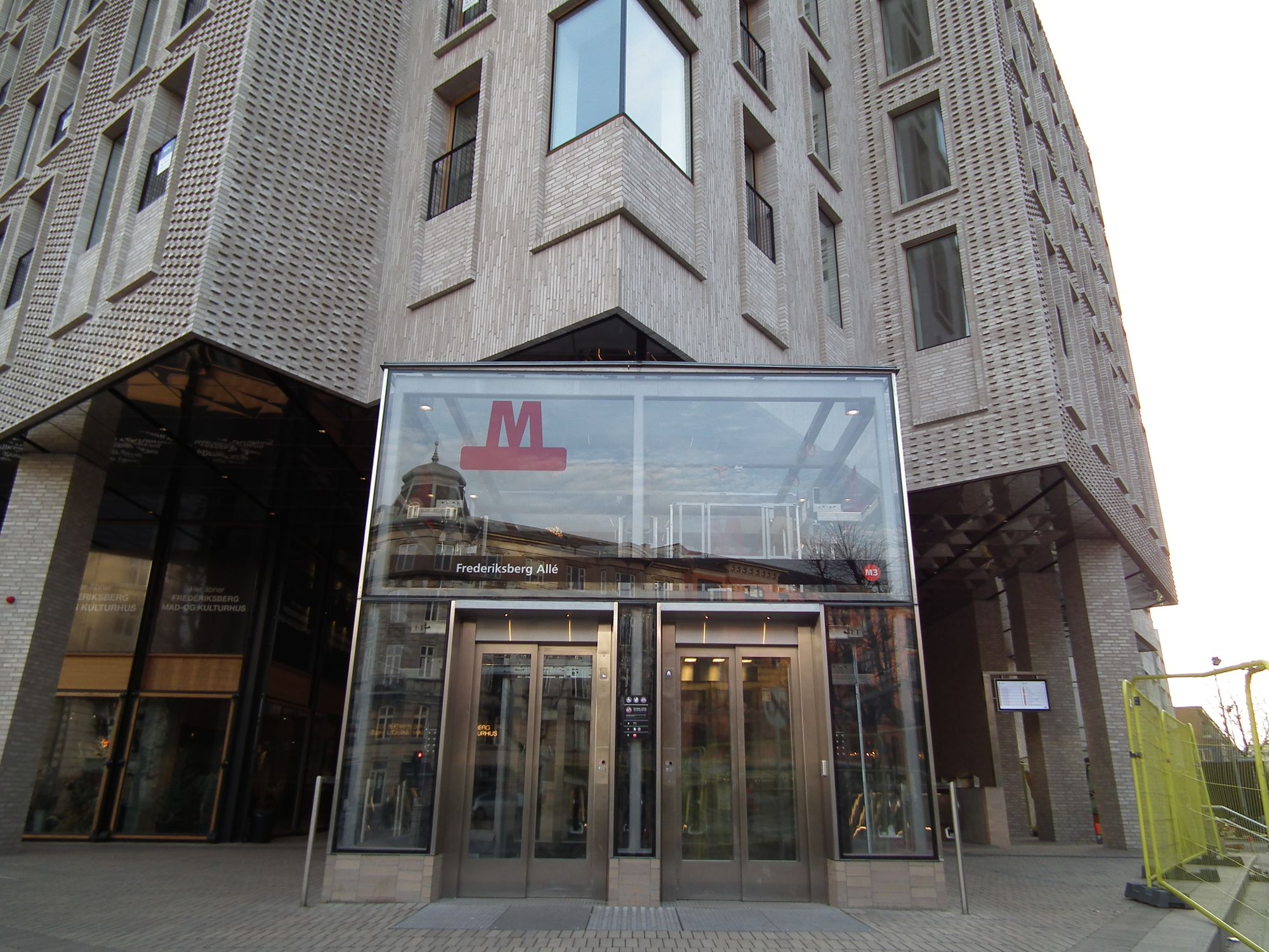 The elevator head, with the label 'Frederiksberg Allé' and the line marker, 'M3'
