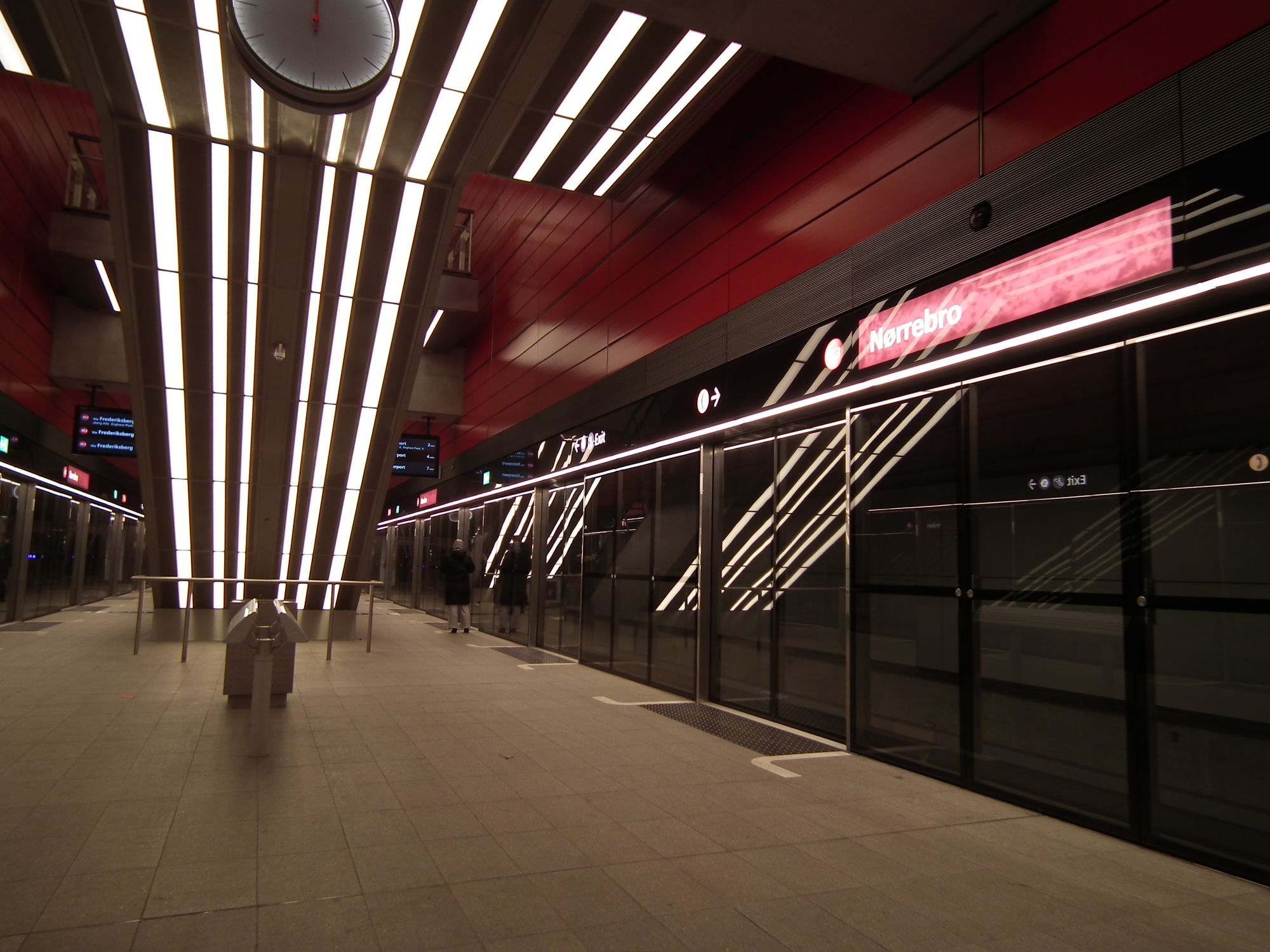 Those same colours as in the previos picture, but now we're down on the station platform. Wait, this is the first platform-level picture in this article, isn't it? How did that happen?