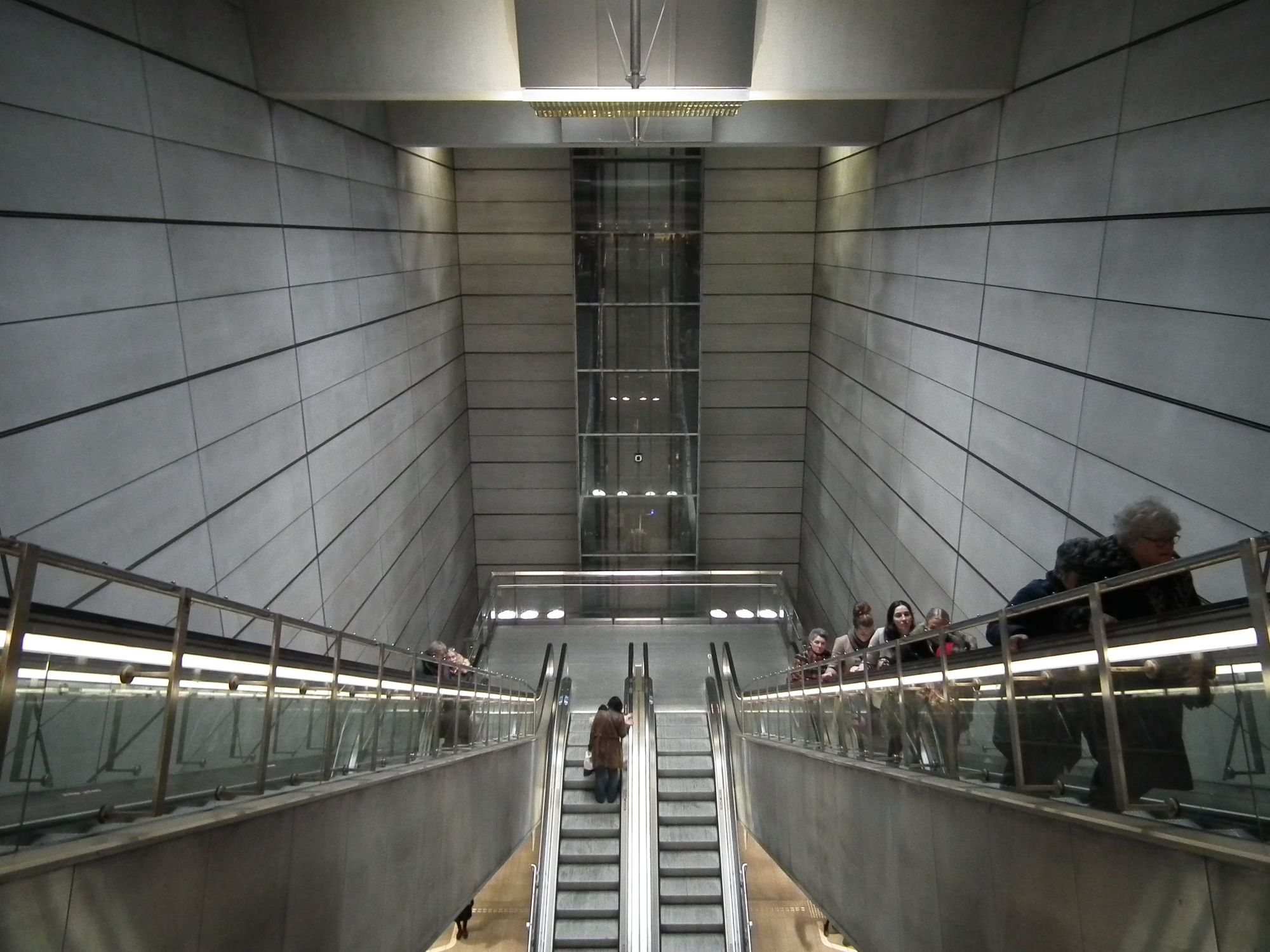 The M1/M2 area of the station. While well lit, everything is grey, and looks dirty.